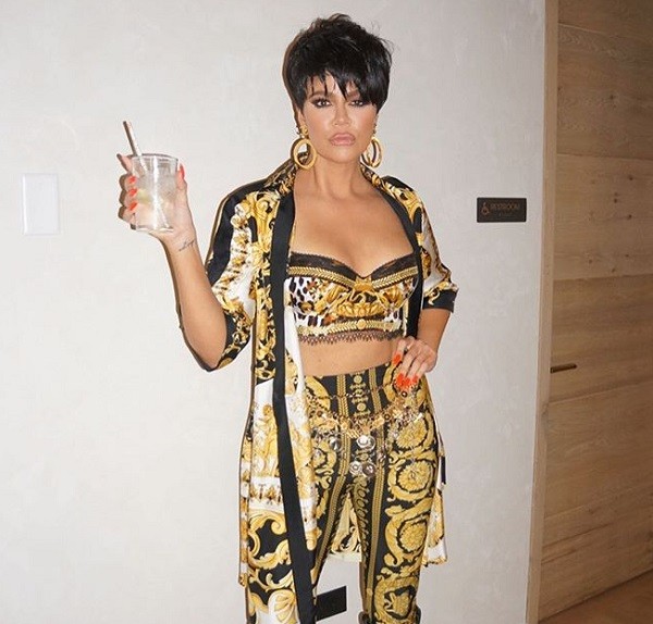 Khloé Kardashian vestida como a mãe Kris Jenner (Foto: Instagram)
