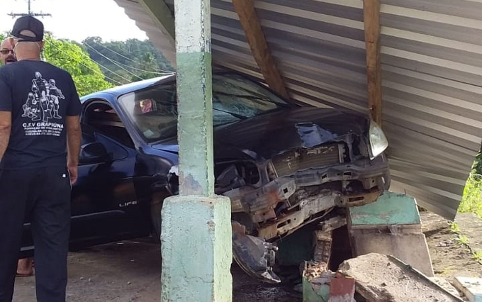 Motorista disse que perdeu o controle da direção do veículo — Foto: Reprodução/Redes sociais
