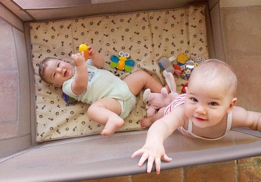 Bebês no cercadinho (Foto: Getty Images)