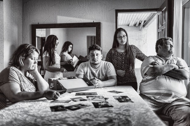 Pai, mãe e irmãos de Cezar de Melo, de 23 anos, na sala da família em Foz do Iguaçu (Foto: Fernando Cavalcanti, de Foz do Iguaçu)