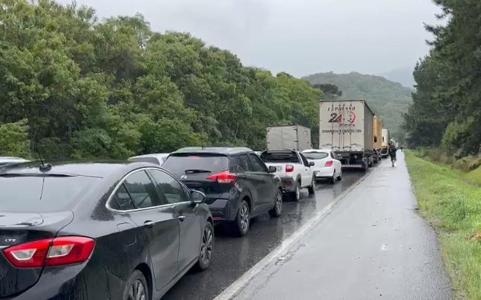 Manifestação na BR-376 causa congestionamento em Tijucas do Sul. — Foto: Reprodução/RPC