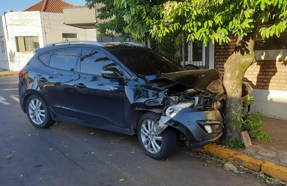 Grupo foi perseguido em Pompeia até bater em árvore após roubo em Herculândia — Foto: Polícia Militar/Divulgação