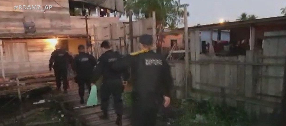 Agentes da Polícia Civil durante 2ª fase da operação 'Ladino' — Foto: Rede Amazônica/Reprodução