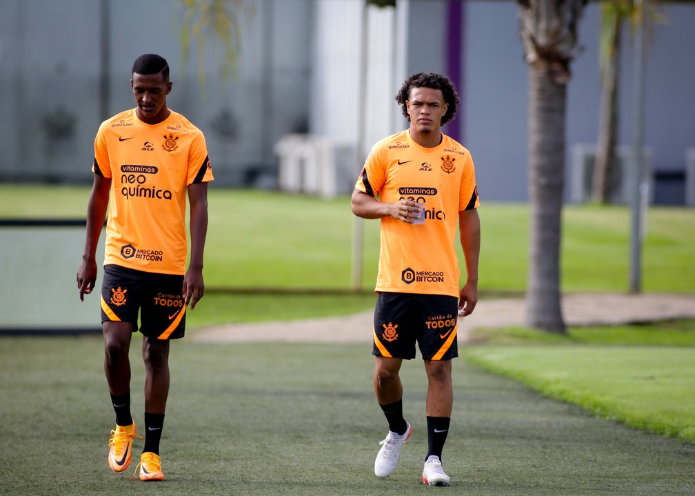 Robert Renan e Reginaldo em treino do Corinthians — Foto: Rodrigo Coca/Ag. Corinthians