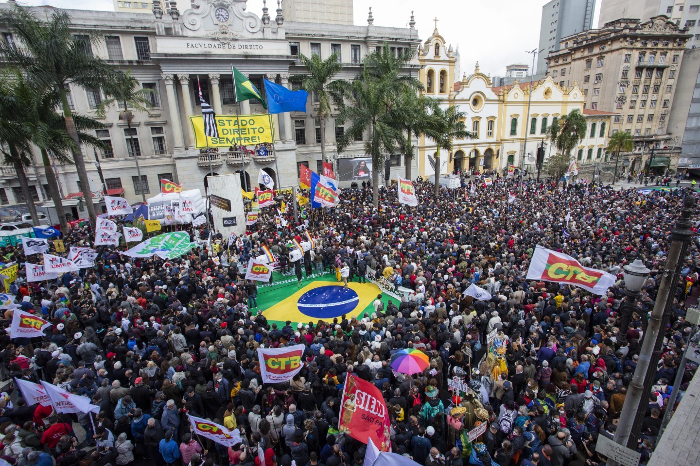 Multidão se reúne em defesa da democracia e do Estado de Direito na Faculdade de Direito da Universidade de São Paulo, no Largo São Francisco. — Foto: Edilson Dantas / Agência O Globo