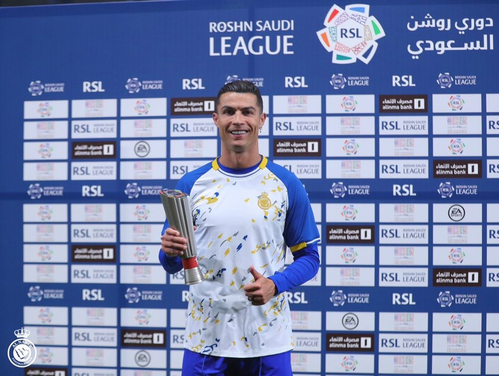 Cristiano Ronaldo recebe prêmio de jogador do mês de fevereiro na Arábia Saudita — Foto: DIVULGAÇÃO