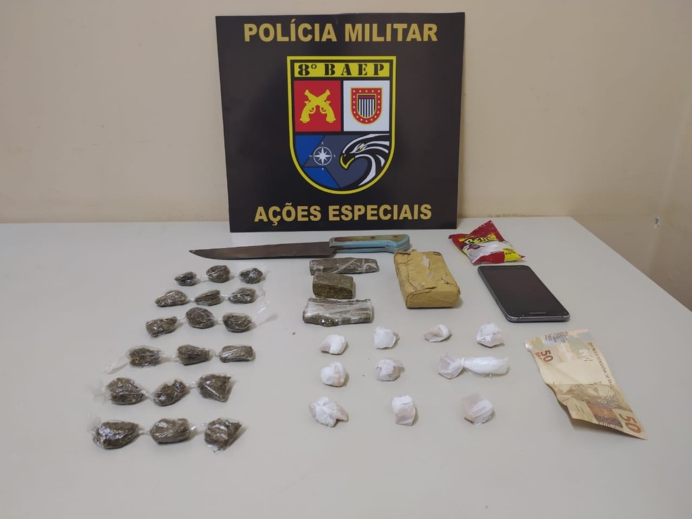 Polícia Militar apreendeu porções de maconha e crack, além de faca, celular e dinheiro — Foto: Polícia Militar
