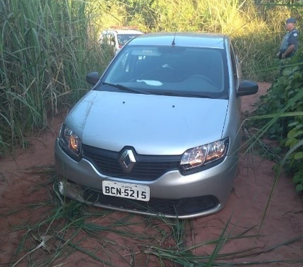 Dupla desobedeceu a ordem de parada da Polícia Militar e fugiu por uma estrada rural em Assis — Foto: Policia Militar/Divulgação 