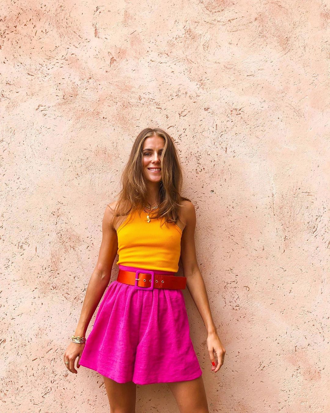 Nina Sandbech usa look colorido. (Foto: Instagram)
