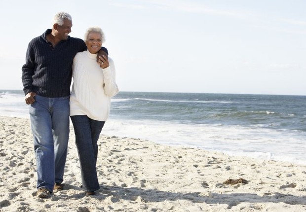 idosos, casal, casal idoso, caminhada, ar livre, praia (Foto: ThinkStock)
