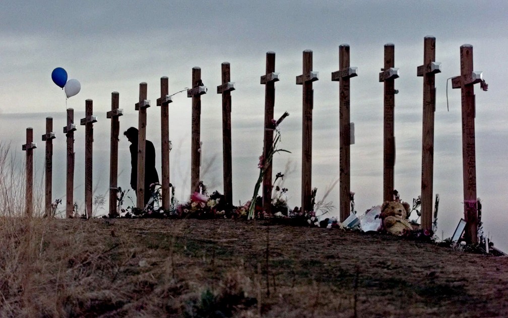  Foto de 1999 retrata as 15 cruzes colocadas em morro perto do Instituto Columbine em Littleton, Colorado, em homenagem às 15 pessoas mortas no ataque  — Foto: AP Photo/Eric Gay