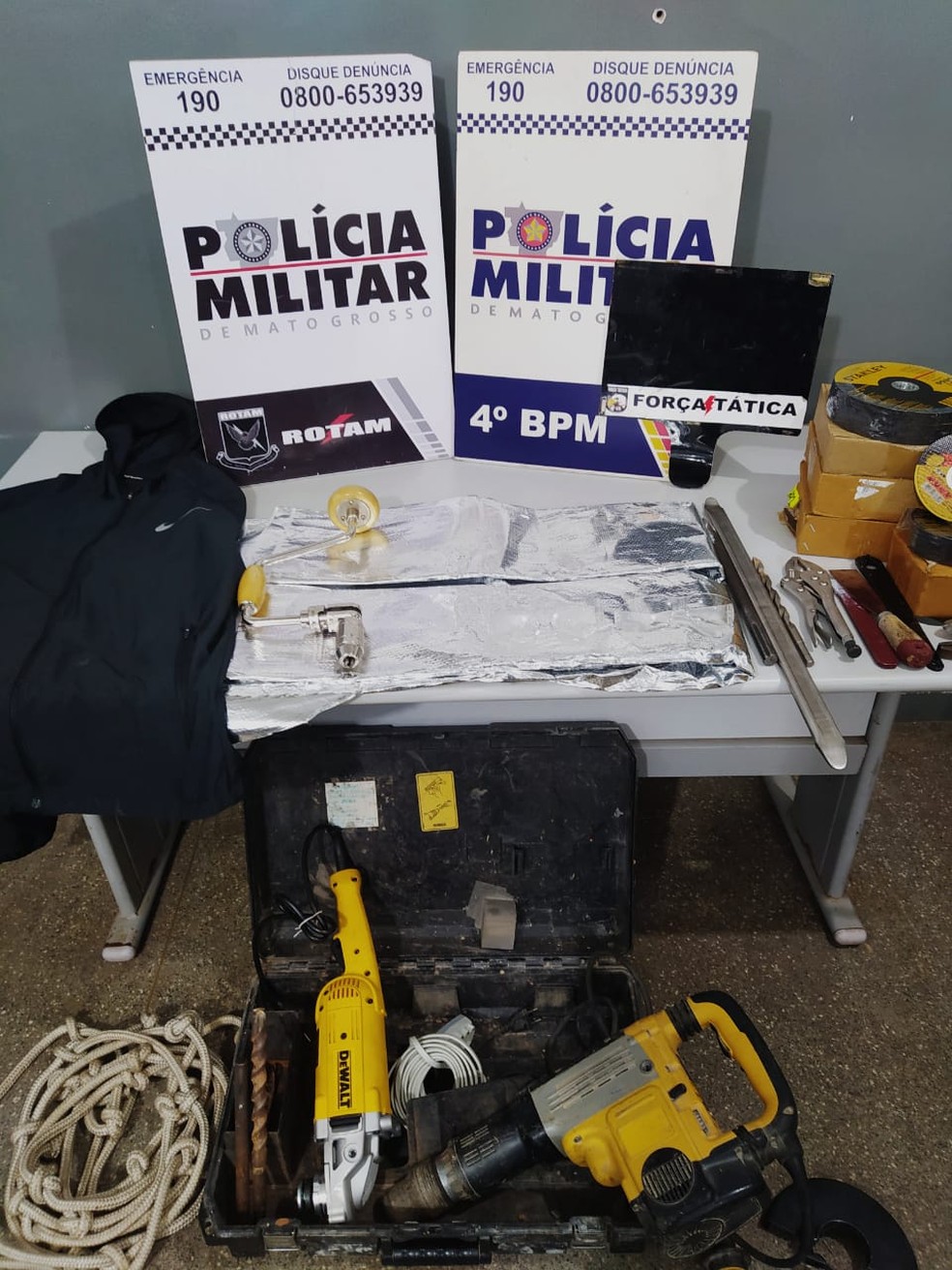 Materiais que seriam usados no roubo foram apreendidos — Foto: Polícia Militar/Divulgação