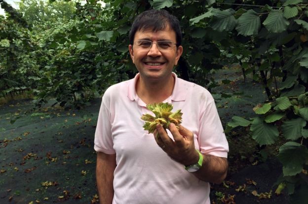 BBC: Gokhan Arikoglu com um cacho de dez avelãs (Foto: VIA BBC)