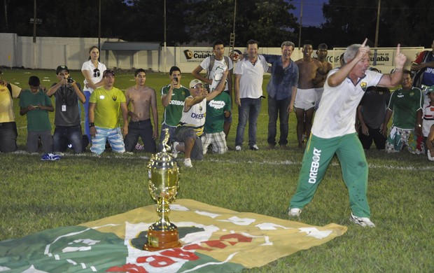Treinador Ary Marques comemora com a torcida do Cuiabá (Foto: Robson Boamorte)