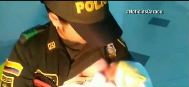 Policial amamenta bebê abandonado ao notar que criança necessitava ser alimentada com urgência (Foto: Reprodução/YouTube)