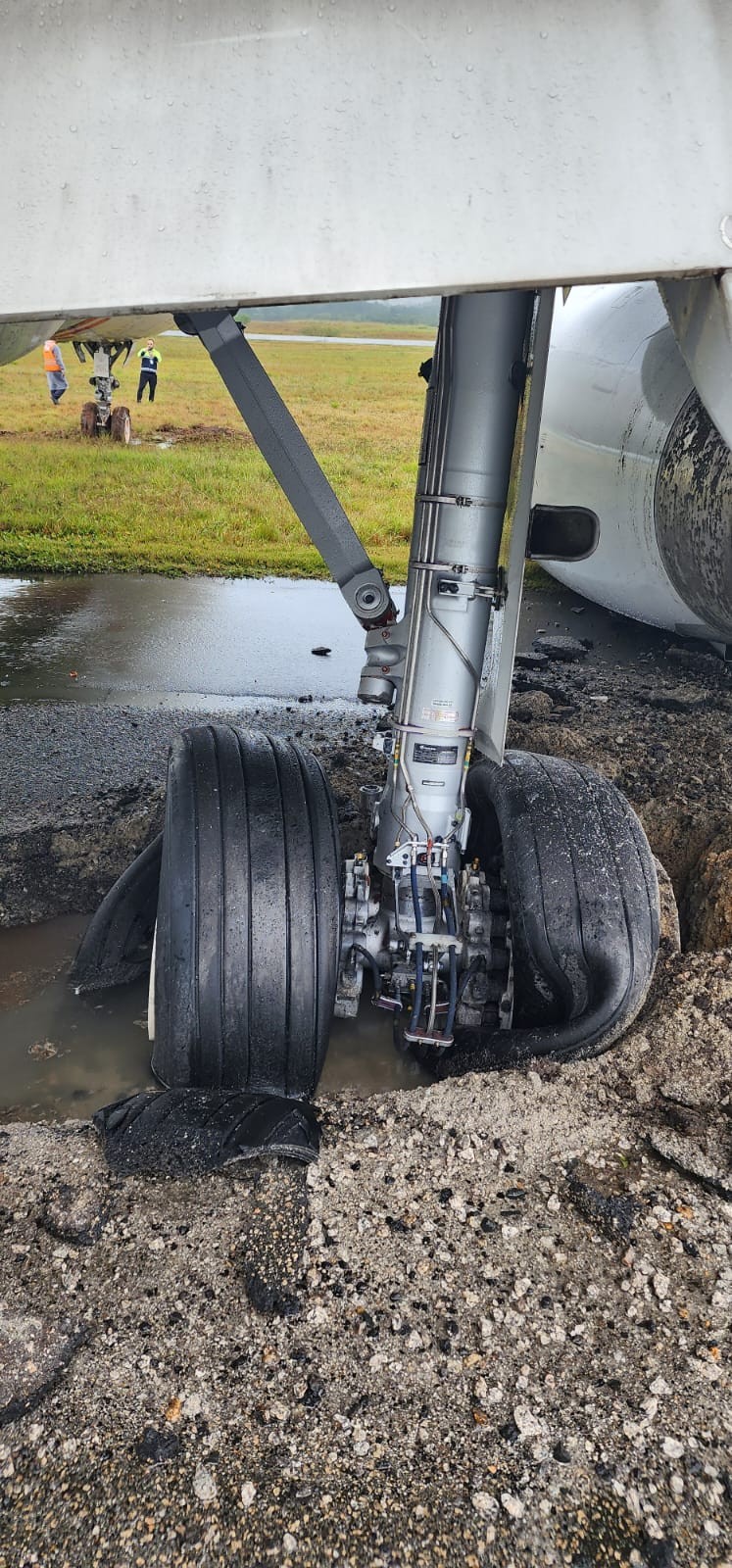 Equipamento Para Remoção De Avião Que Bloqueia Pista De Aeroporto Chega