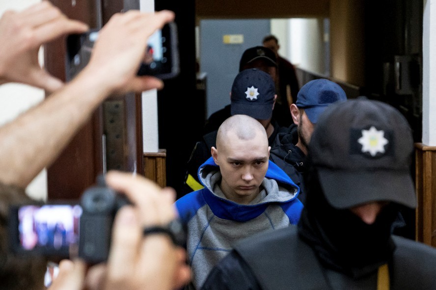 Soldado russo Vadim Shishimarin é levado para audiência preliminar em KievREUTERS