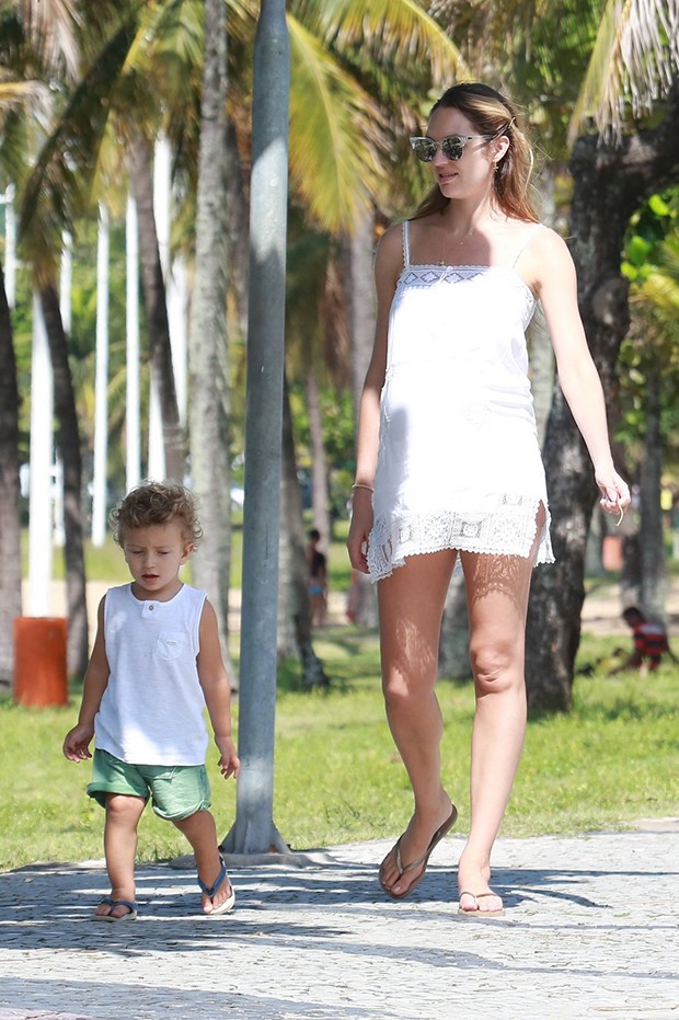 Candice Swanepoel com o filho, Anacã (Foto: AgNews)