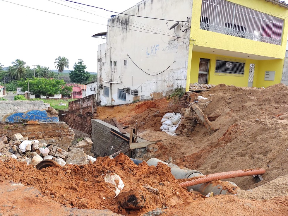 Chuva do fim de semana aumentou cratera na Rua Doutor Mário Negócio, em Natal — Foto: Lucas Cortez/Inter TV Cabugi