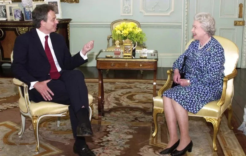 Por mais que se vissem semanalmente, rainha se recusava a chamar primeiro-ministro Anthony Blair por seu apelido: Tony (Foto: Getty Images via BBC News Brasil)