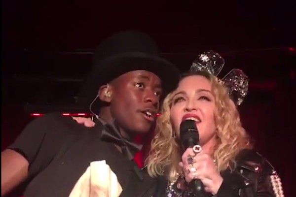 A cantora Madonna com o filho David Banda durante um show (Foto: Twitter)