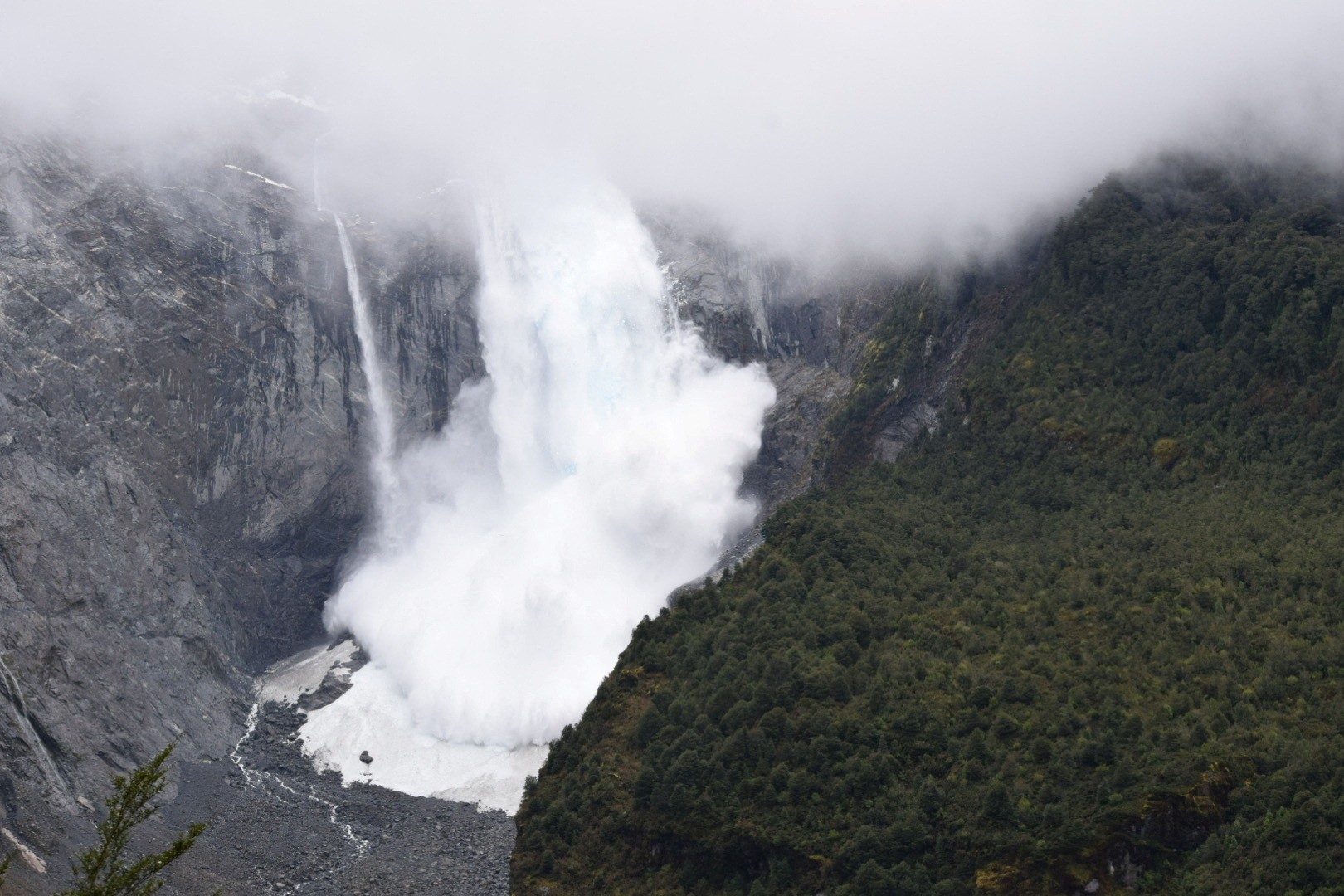 Uma geleira despenca em um rio no Parque Nacional Queulat, em Aysen, no Chile (Foto: Cortesia Surreal Travel/via Reuters)