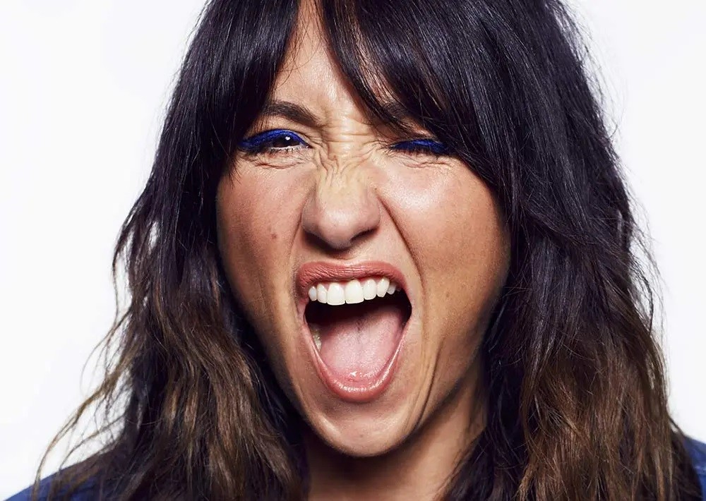 Cantora de 'Suddenly I See' pensou que viraria rockstar, mas viveu crise pós-hit: 'Tudo deu errado'