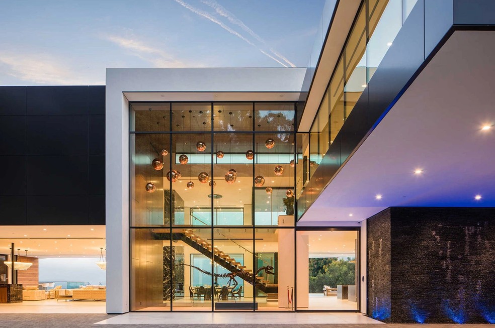 A arquitetura de estilo contemporâneo combina volumes retangulares para dar forma à casa — Foto: Antonio Barcelo / theagencyre.com / Reprodução