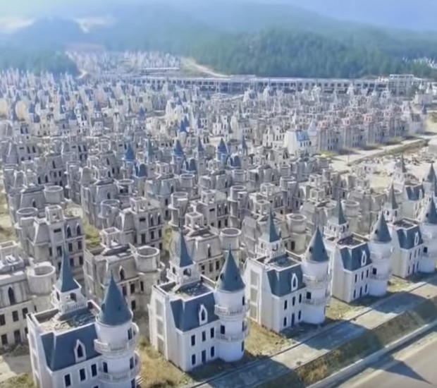 Cidade Fantasma na Turquia. Casas que mais se parecem com castelos da Disney estão abandonadas (Foto: Reprodução YouTube Tolga Özbek)