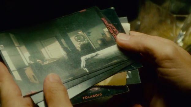 BBC: Deckard investiga uma série de polaroides em sua busca por replicantes (Foto: LADD COMPANY/RIDLEY SCOTT/WARNER BROS/Via BBC)