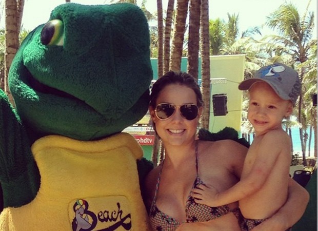 Carol Dantas e o filho, Davi Lucc, posam com mascote de parque aquático (Foto: Reprodução/Instagram)