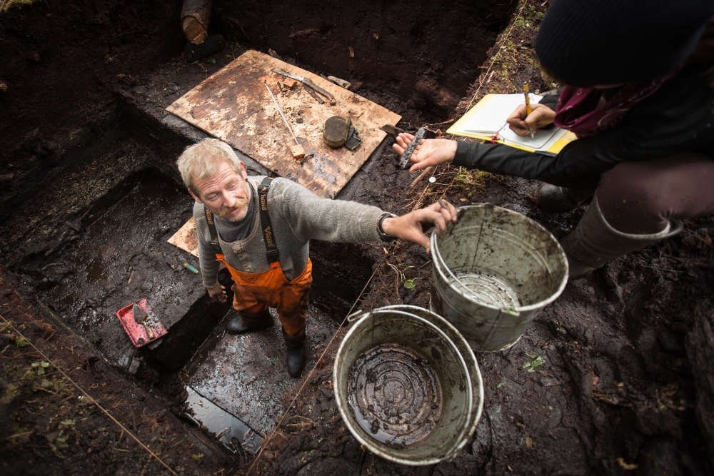 Arqueologistas escavam artefatos antigos (Foto: Hakai Institute)