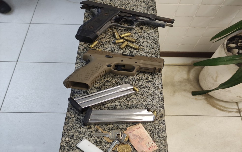 Pistolas foram apreendidas com dupla em São Cristóvão, em Salvador. — Foto: Divulgação / Secretaria de Segurança Pública da Bahia 