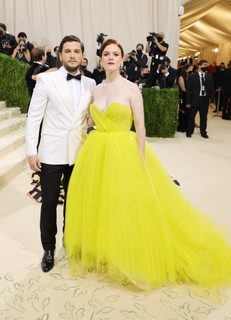 Kit Harington e Rose Leslie vestindo Saint Laurent e Oscar de la Renta 