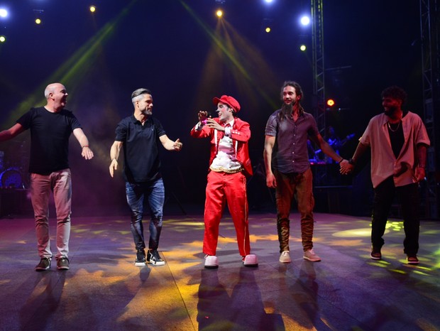 Alex Escobar, Diego Ribas, Pablo Vares e Gabigol em circo (Foto: Webert  Belicio/Victor Chapetta/Agnews)