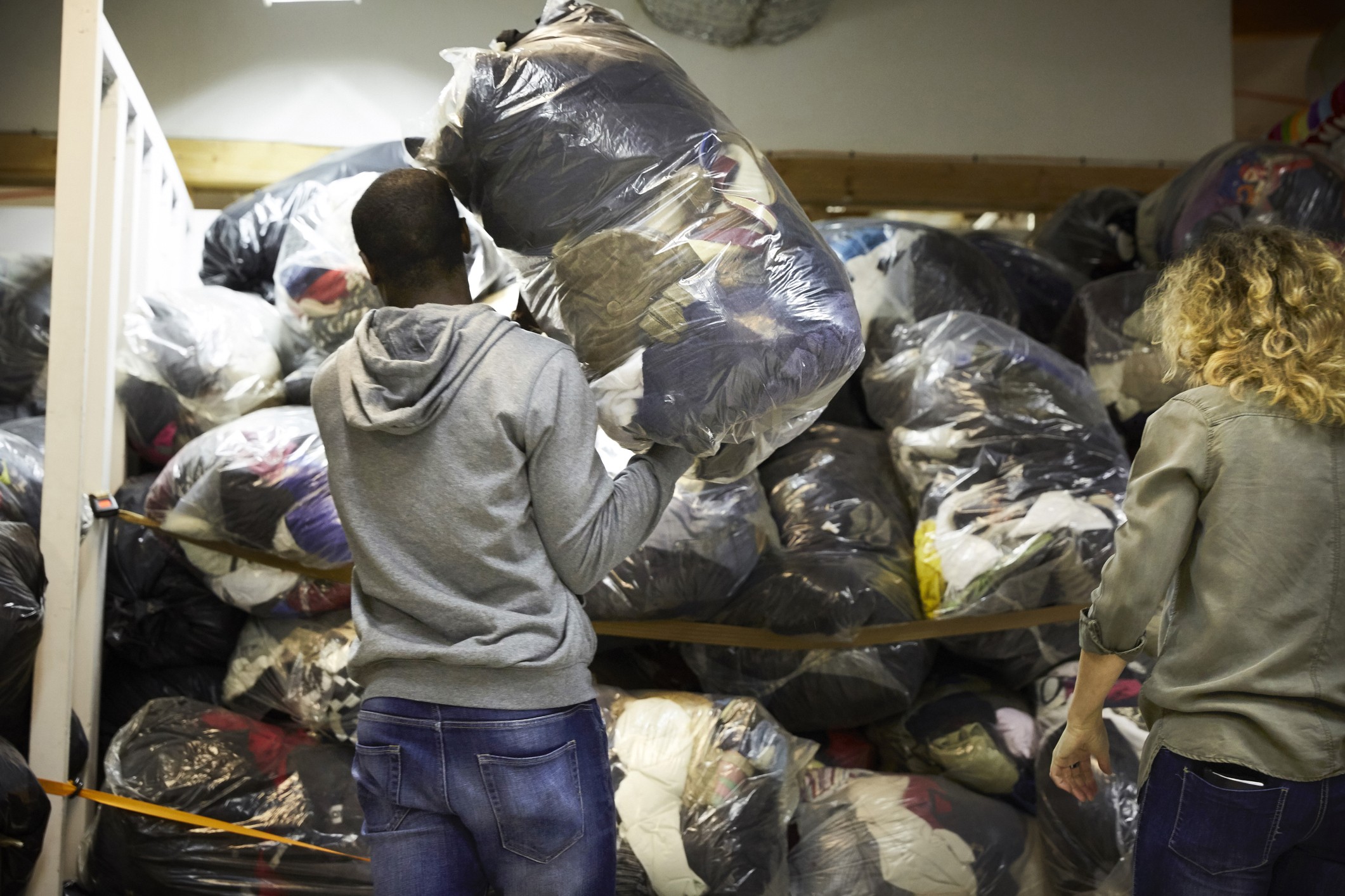 Voluntários separam roupas doadas para serem distribuídas (Foto: Getty Images)