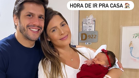 Bia Feres deixa a maternidade com Serena nos braços: "Hora de ir para casa"