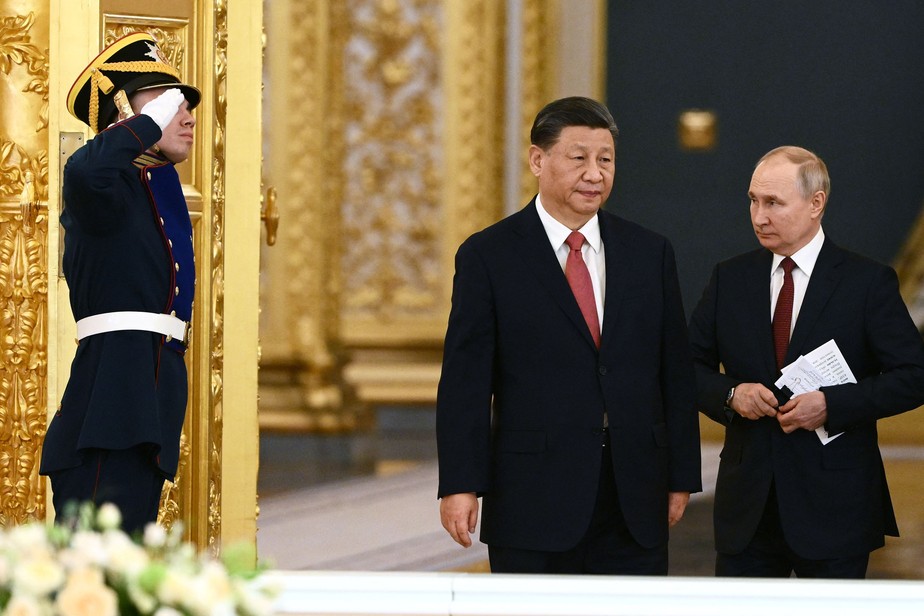 O presidente chinês, Xi Jinping, ao lado do russo, Vladimir Putin, durante visita a Moscou