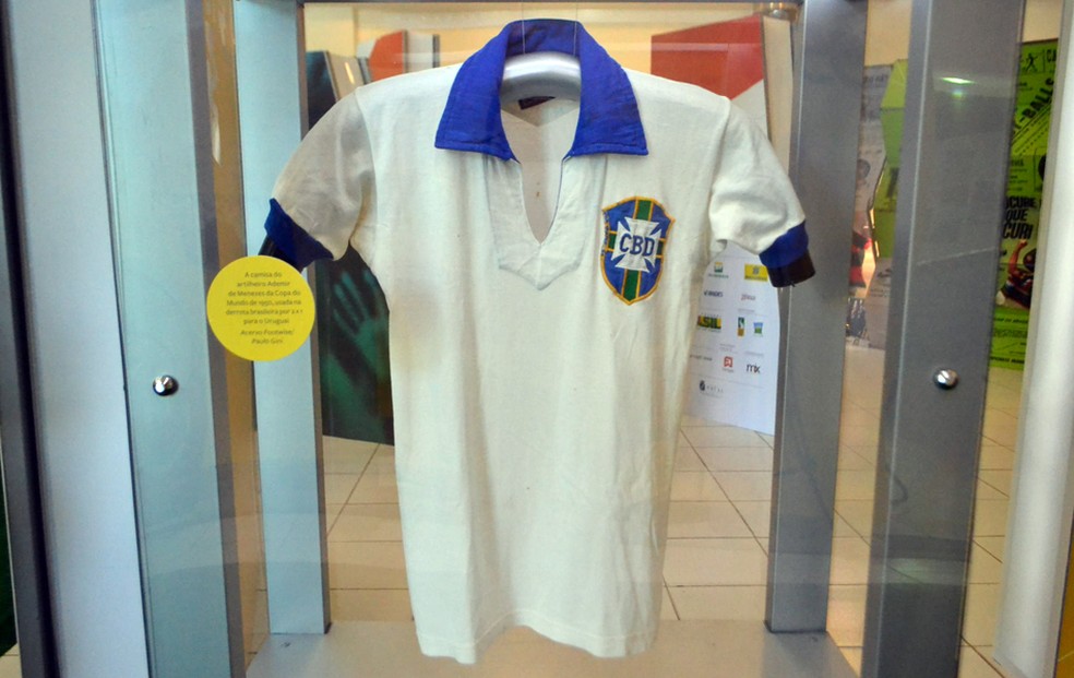 Camisa branca utilizada pela seleção brasileira na Copa do Mundo de 1950. Semelhança? — Foto: Jocaff Souza