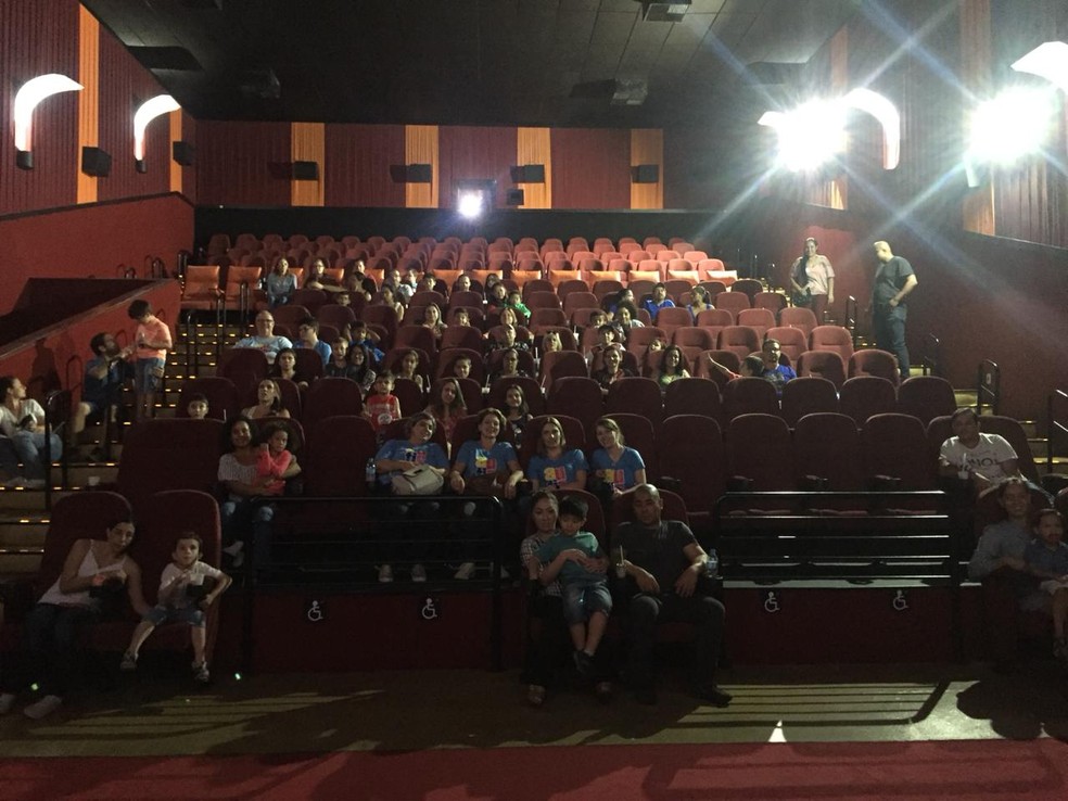 Em São Paulo, grupo organiza sessões de cinema especiais adaptadas para crianças com autismo — Foto: Nicole Annunciato/G1