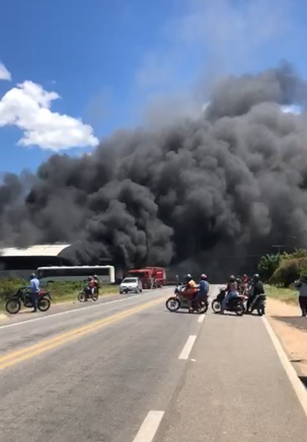 Intensa nuvem de fumaça se espalhou pela região que fica às margens da rodovia CE-285 — Foto: Reprodução