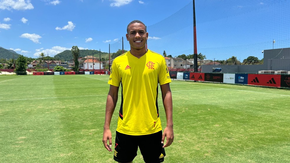 Zagueiro Darlan, de 18 anos, treinando no Flamengo &mdash; Foto: Let&iacute;cia Marques / ge