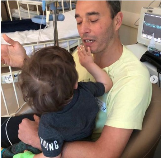 André Rizek conversa no hospital com o filho Pedro (Foto: reprodução instagram)