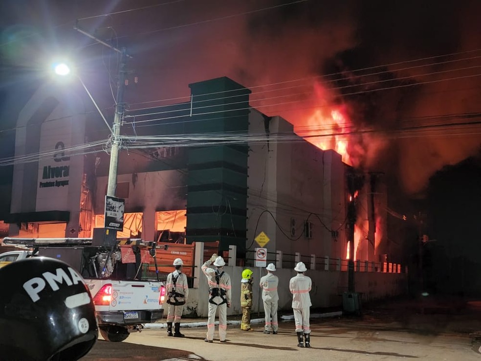 Loja está totalmente tomada pelo fogo — Foto: Arquivo pessoal