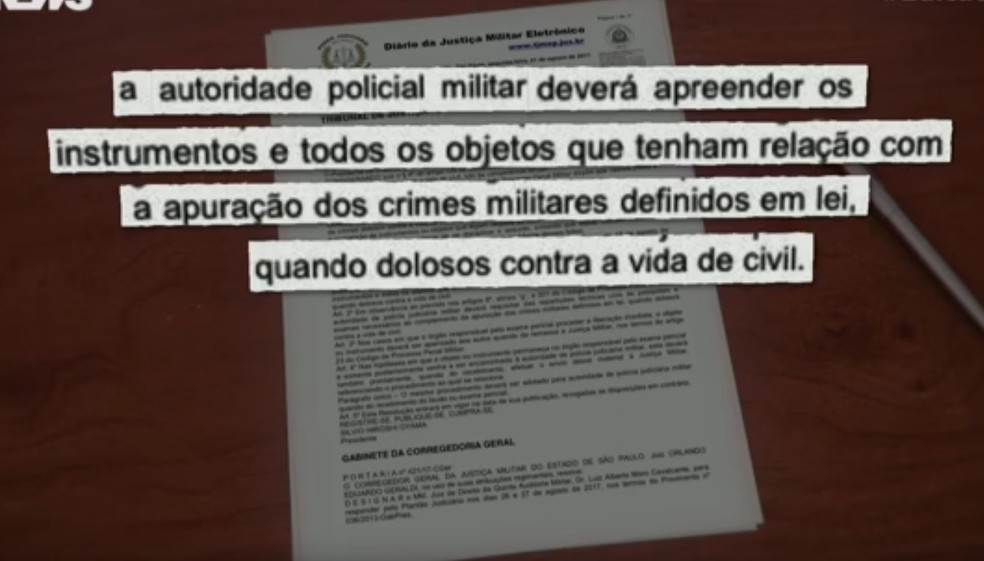 Destaque de decisão que autoriza PMs a apreenderem objetos da cena de crimes (Foto: Reprodução/TV Globo)
