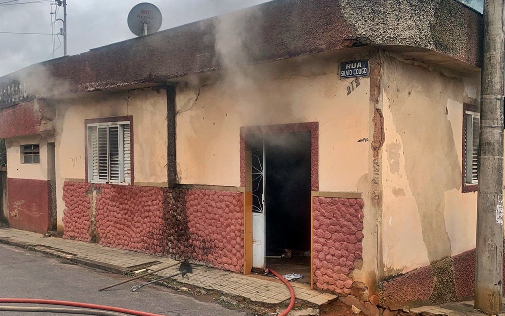 Casa abandonada é destruída por incêndio no bairro Vila Paiva, em Varginha, MG