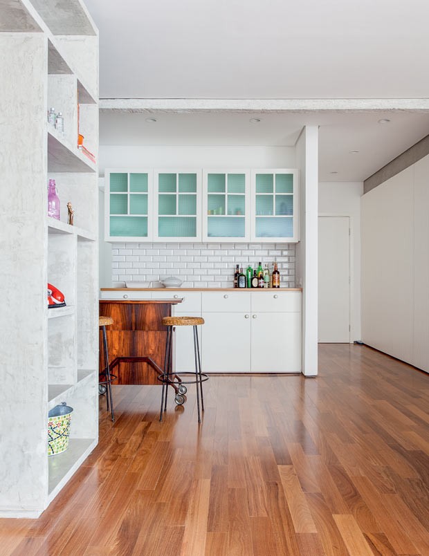 apartamento-arquiteto-Felipe-Hess-cozinha-integracao-bar-banquetas-madeira-neutro (Foto: Ricardo Bassetti/Divulgação)
