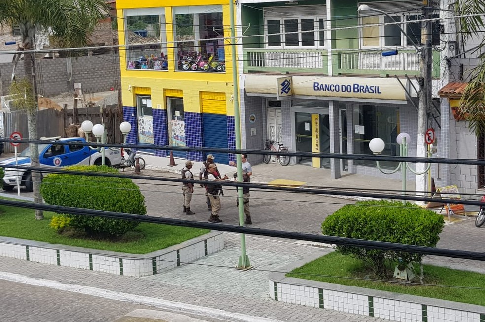 Criminosos tentaram assaltar unidade do Banco do Brasil em Muritiba — Foto: Fabio Santos/Site Voz da Bahia
