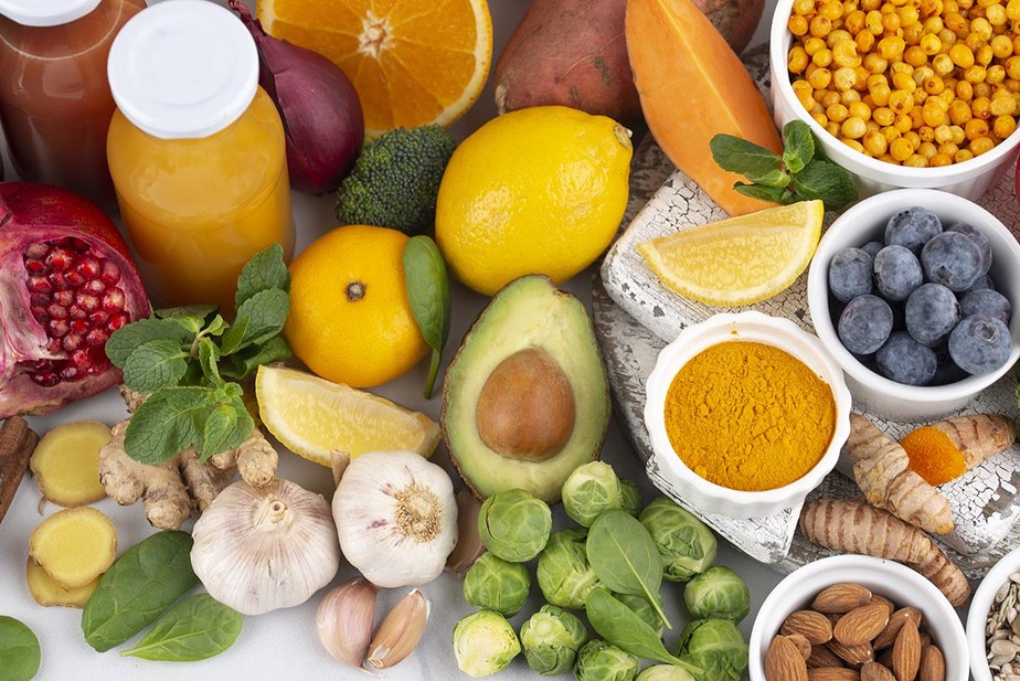 Certos alimentos naturais contêm substâncias que lhes dão cor e proporcionam diversos benefícios para o organismo, inclusive fotoproteção