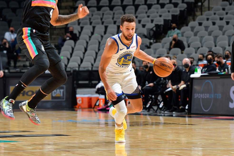 Stephen Curry contra o San Antonio Spurs — Foto: Logan Riely/NBAE via Getty Images